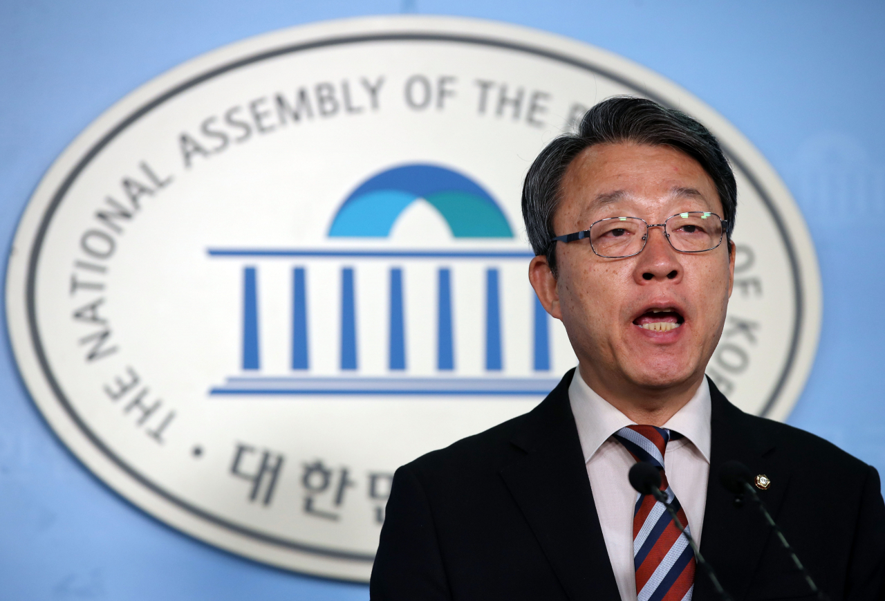 김성식 무소속 의원이 3일 오전 국회 정론관에서 4·15 총선 관악갑 무소속 출마 선언 기자회견을 하고 있다. [연합]