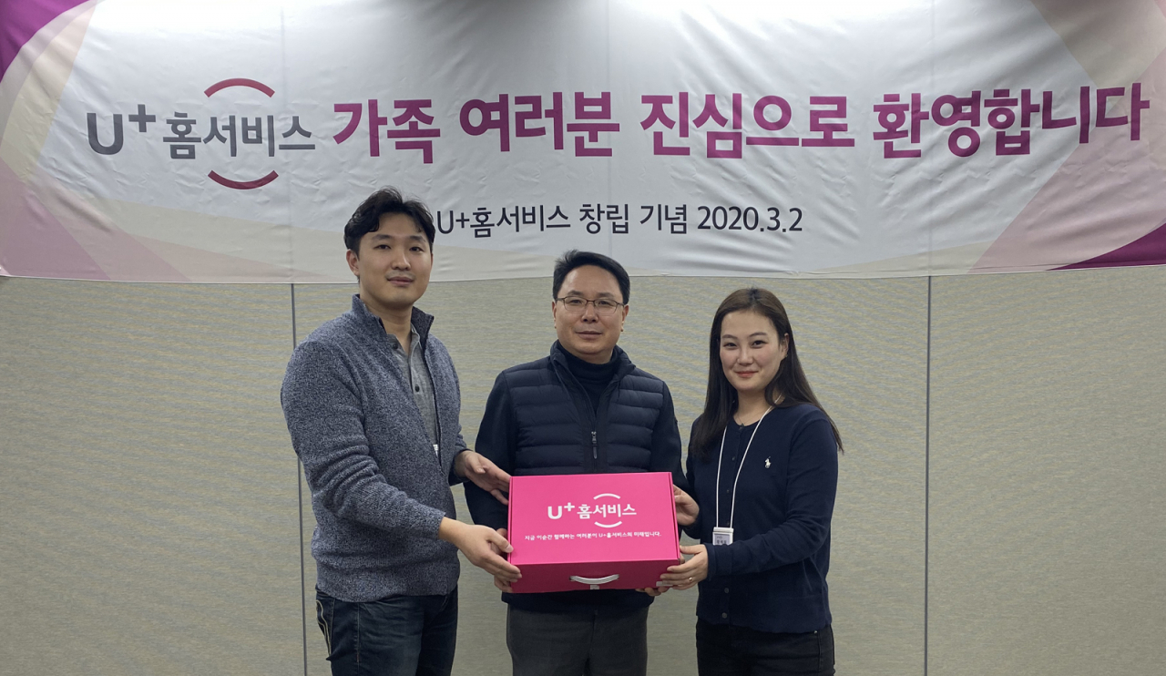 LG유플러스가 자사 홈·미디어 고객서비스를 전담하는 자회사 ‘주식회사 U+홈서비스(유플러스홈서비스)’를 공식 출범했다고 3일 밝혔다. 사진은 정용일 U+홈서비스 대표(가운데)가 경영관리팀 박유근님(오른쪽), 수도권현장지원팀 황혜원님(왼쪽)에게 신규 사원증, 명함 등이 포함된 ‘Welcome Pack’을 전달하는 모습. [LG유플러스 제공]