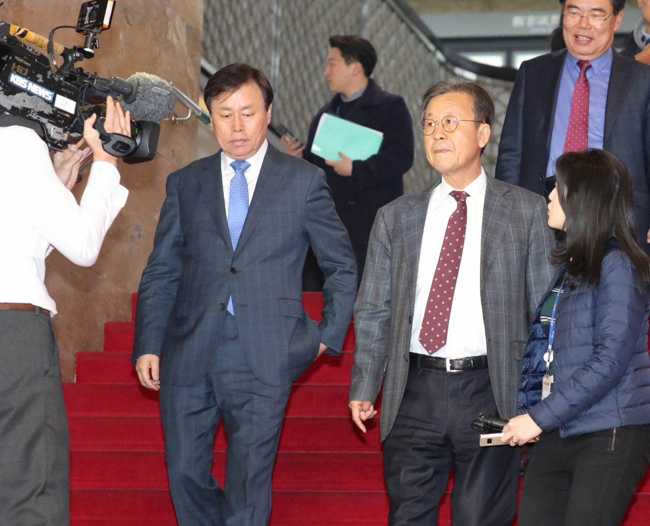 더불어민주당 원혜영 공천관리위원장과 도종환 전략공천관리위원장이 지난달 20일 오전 국회 교섭단체 대표연설이 끝난 뒤 이동하고 있다. [연합]