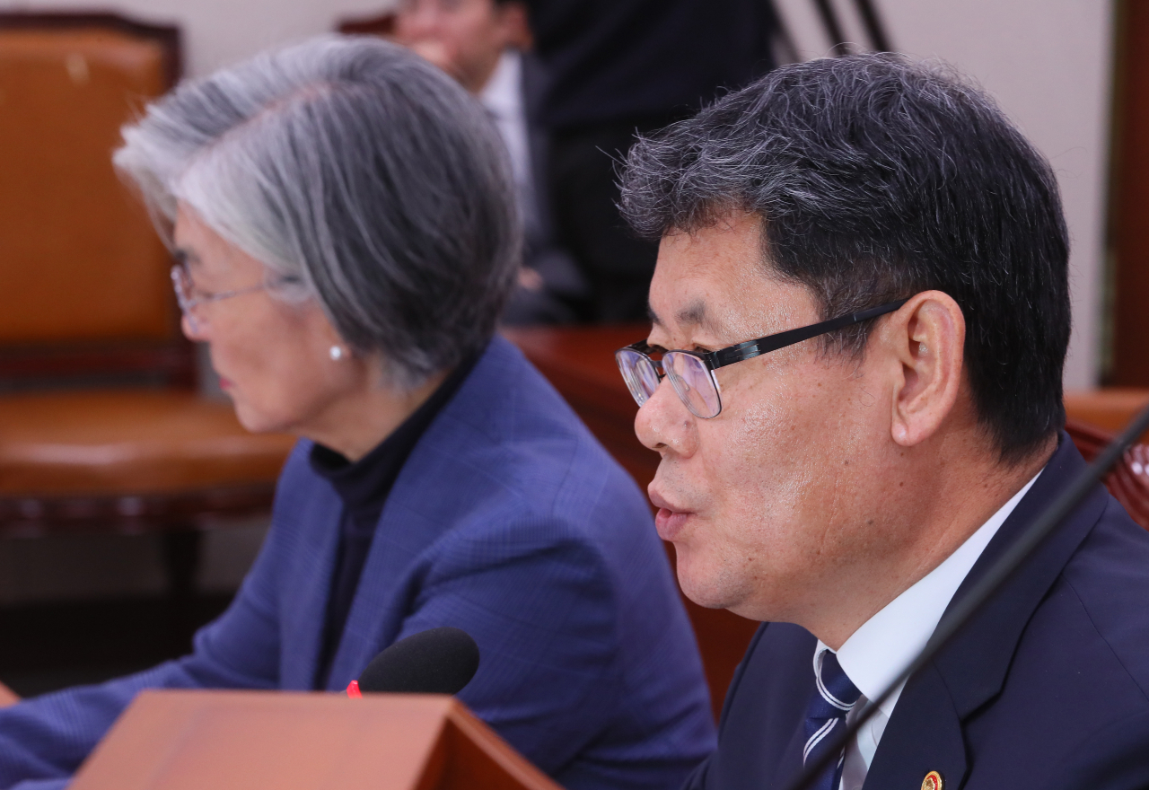 통일부는 3일 지난 주 문재인 대통령에게 서면보고한 업무보고 내용을 공개했다. 통일부는 보고에서 우리 국민이 방북 등 남북교류에 참여할 수 있도록 하겠다고 밝혔다. 김연철 통일부장관(오른쪽)이 국회 외교통일위원회에서 발언하고 있다. [연합]