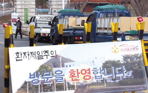 3일 오전 경북 경산시 하양읍 국군대구병원 정문에 공사 및 자재를 실은 차량이 길게 줄지어 서 있다. 대구·경북지역에 신종 코로나바이러스 감염증 확진자가 늘어나며 국군대구병원은 국가 감염병 전담병원으로 지정됐다. 국군대구병원은 현재 운용 중인 98병상을 303개로 늘리는 공사를 진행 중이며 오는 5일부터 확진자를 받을 계획이다. [연합]