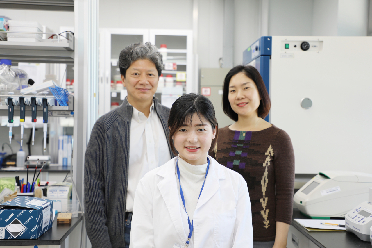 곽준명(왼쪽) DGIST 뉴바이올로지전공 교수와 주 지알리 박사(가운데), 김윤주 IBS 식물노화수명연구단 박사.[DGIST 제공]