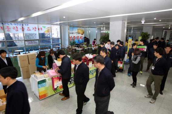 한국도로공사 사옥에서 개최된 직거래장터에서공사 직원들이 지역 농산물을 둘러보고 있다. [한국도로공사 제공]