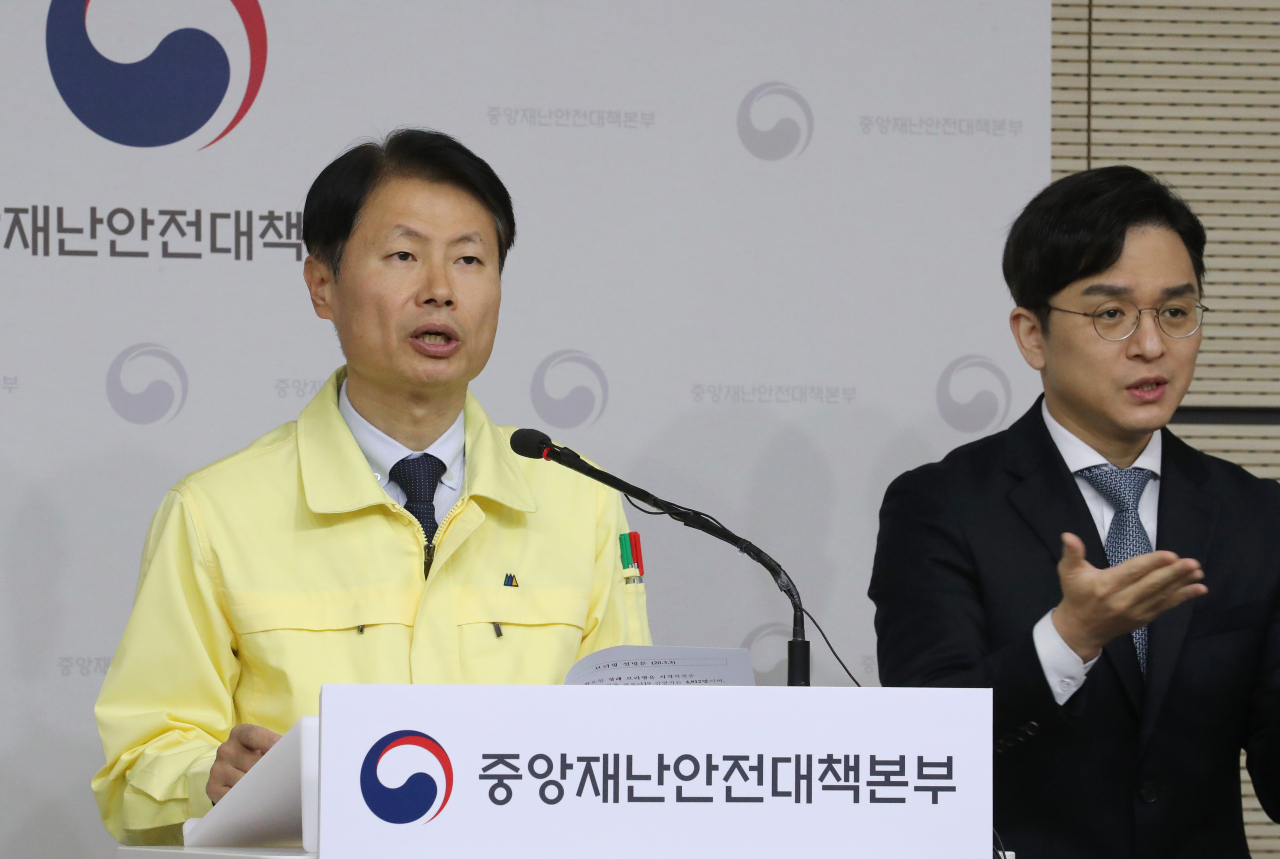김강립 중앙재난안전대책본부 제1총괄조정관(보건복지부 차관)이 3일 세종시 정부세종청사에서 코로나19 대응 중앙재난안전대책본부 회의 결과 등 정례브리핑을 하고 있다. [연합]