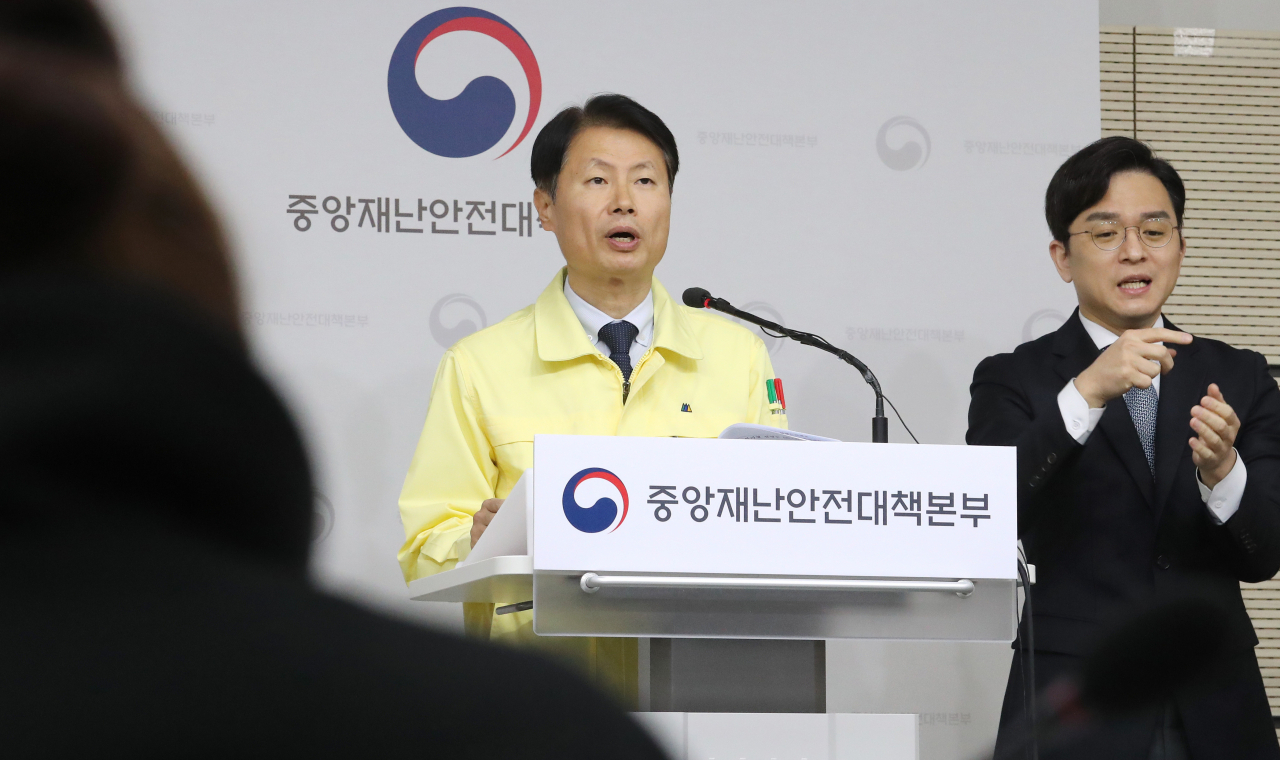 김강립 중앙재난안전대책본부 제1총괄조정관(보건복지부 차관)이 3일 세종시 정부세종청사에서 코로나19 대응 중앙재난안전대책본부 회의 결과 등 정례브리핑을 하고 있다. [연합]