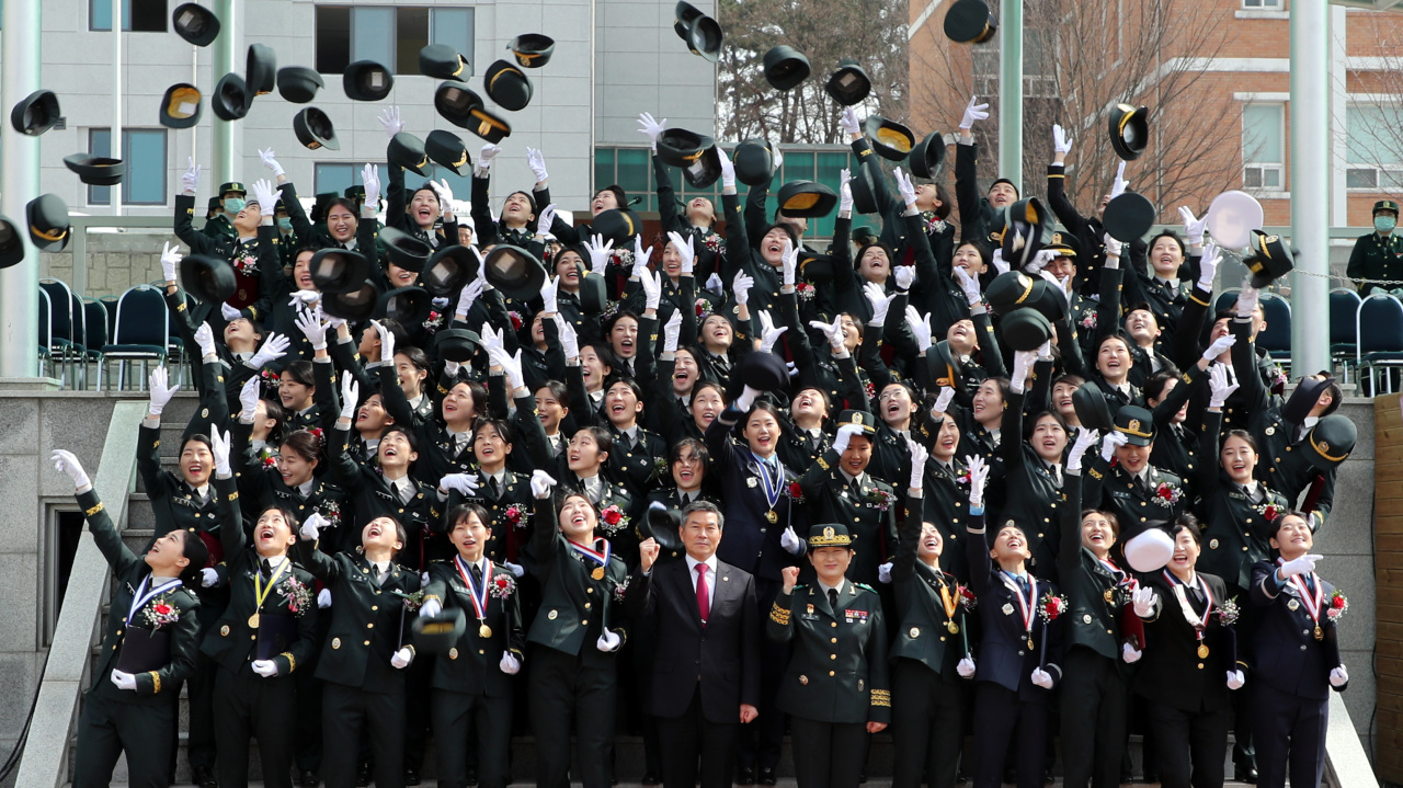Military nurse officers celebrate their commission ceremony at Korea Armed Forces Nursing Academy in Daejeon, March 3, 2020. (Ministry of National Defense)