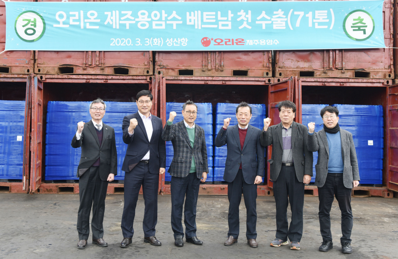 오리온 제주용암수 첫 수출 기념식. (왼쪽부터) 장원국 제주테크노파크 용암해수센터장, 고용호 제주도의회 농수축경제위원회 위원장, 허철호 오리온제주용암수 대표이사, 고택사 동아물류 사장, 김철남 제주도 항운노조 성산지부장, 현종훈 오리온제주용암수 공장장 [제공=오리온]
