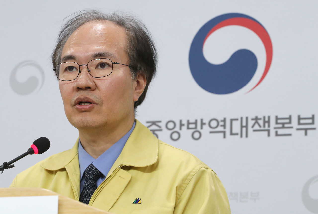 권준욱 중앙방역대책부본부장(국립보건연구원장)이 지난 3일 오후 충북 청주시 질병관리본부에서 코로나19 국내 발생현황 및 확진환자 중간조사 결과 등 정례브리핑을 하고 있다. 위 사진은 기사와 관련이 없음. [연합]
