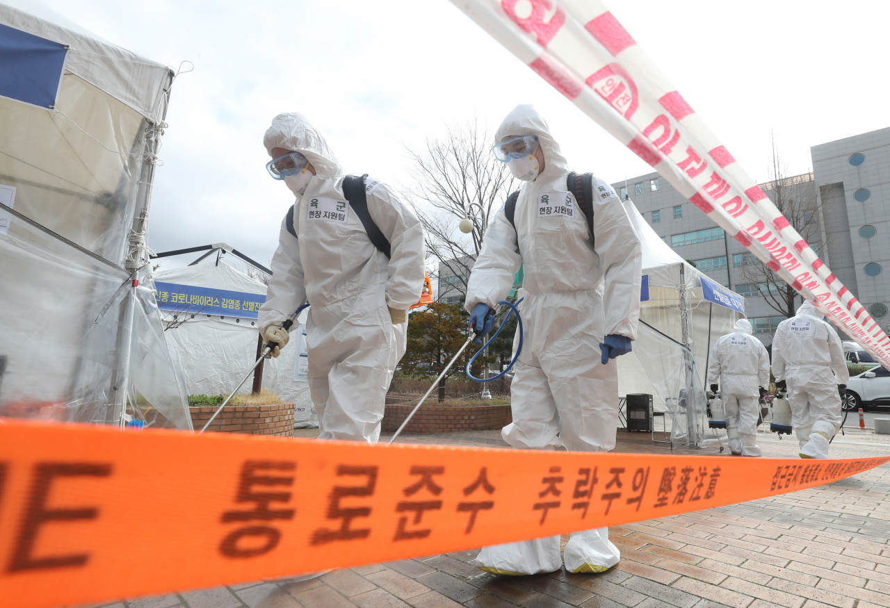 3일 오전 울산시 북구보건소에 마련된 신종 코로나바이러스 감염증(코로나19) 선별진료소에서 육군 제53사단 장병들이 방역을 하고 있다. 연합뉴스