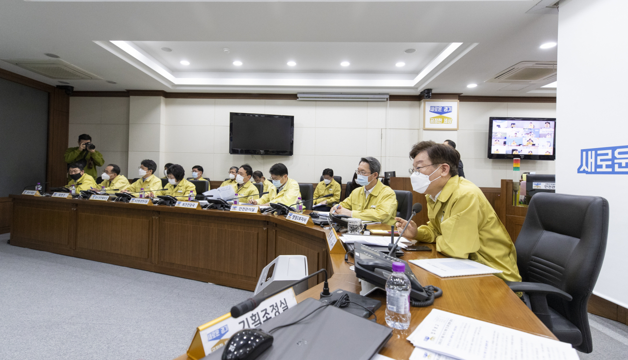 3일 오전 경기도청 재난상황실에서 열린 코로나19 대응 관련 국무회의(영상회의)에서 이재명 경기도지사가 발언하고 있다. [경기도 제공]