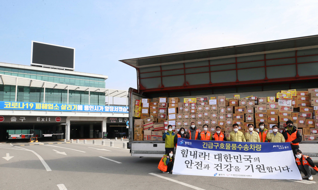 용인시자원봉사센터는 코로나19로 어려움을 겪고 있는 대구지역 시민들을 위해 대구광역시 자원봉사센터에 2350여만원 상당의 물품을 전달했다. [용인시 제공]