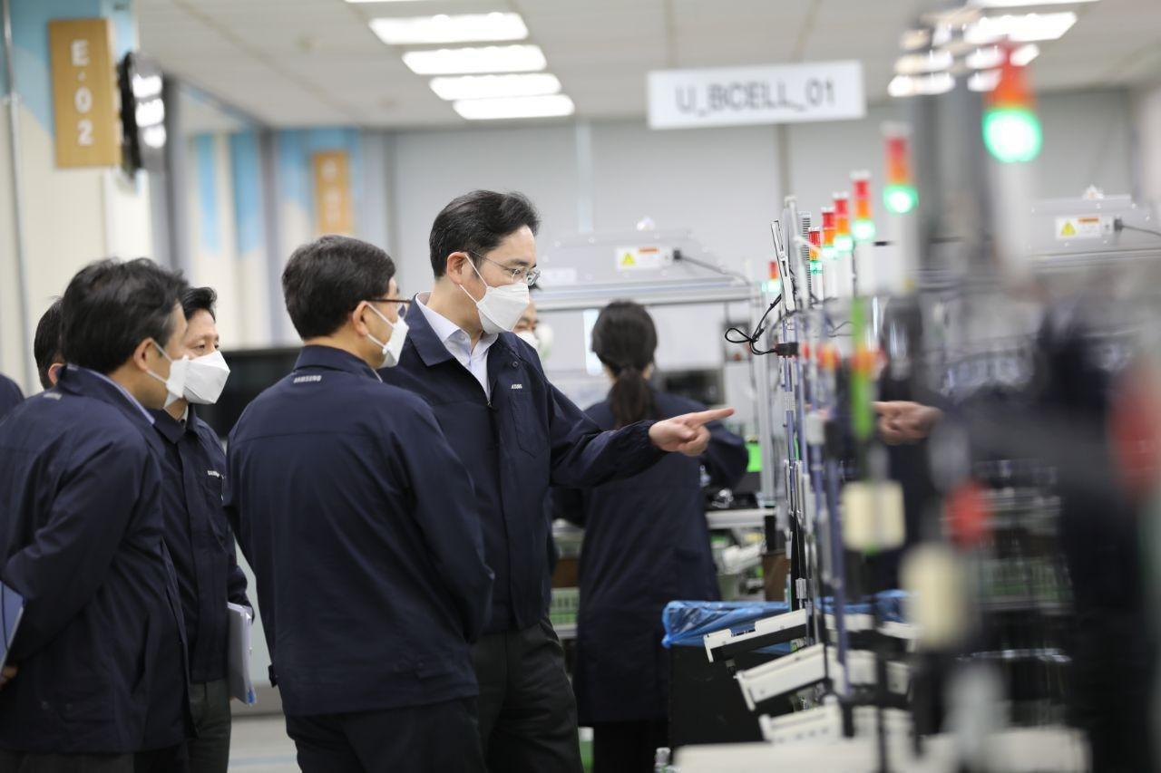 이재용 삼성전자 부회장이 3일 구미 사업장을 둘러보고 있다. 구미사업장은 코로나19 확진자가 총 4명 발생해 방역작업을 마치고 3일 전 사업장 정상가동에 들어갔다. [삼성전자 제공]