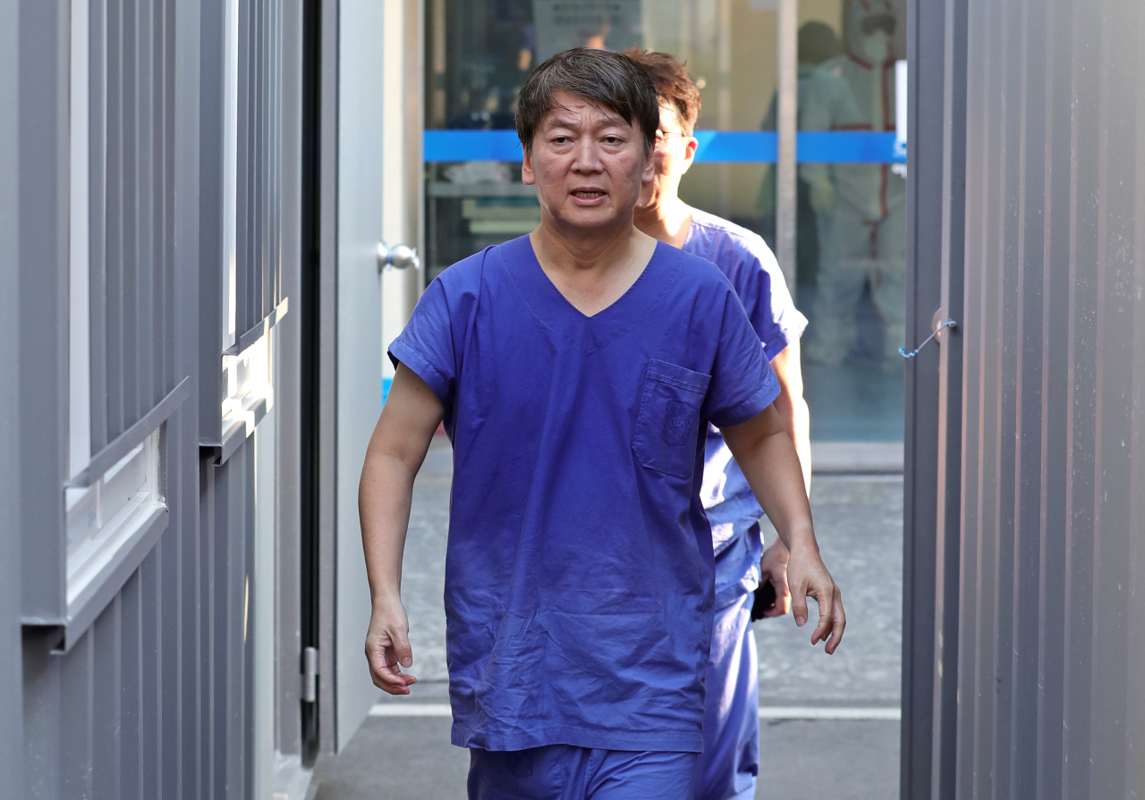 안철수 국민의당 대표가 지난 2일 오후 대구시 중구 계명대학교 대구동산병원에서 신종코로나바이러스 감염증(코로나19) 확진자 관련 의료봉사를 마친 뒤 비상대책본부 건물로 돌아가고 있다. [연합]
