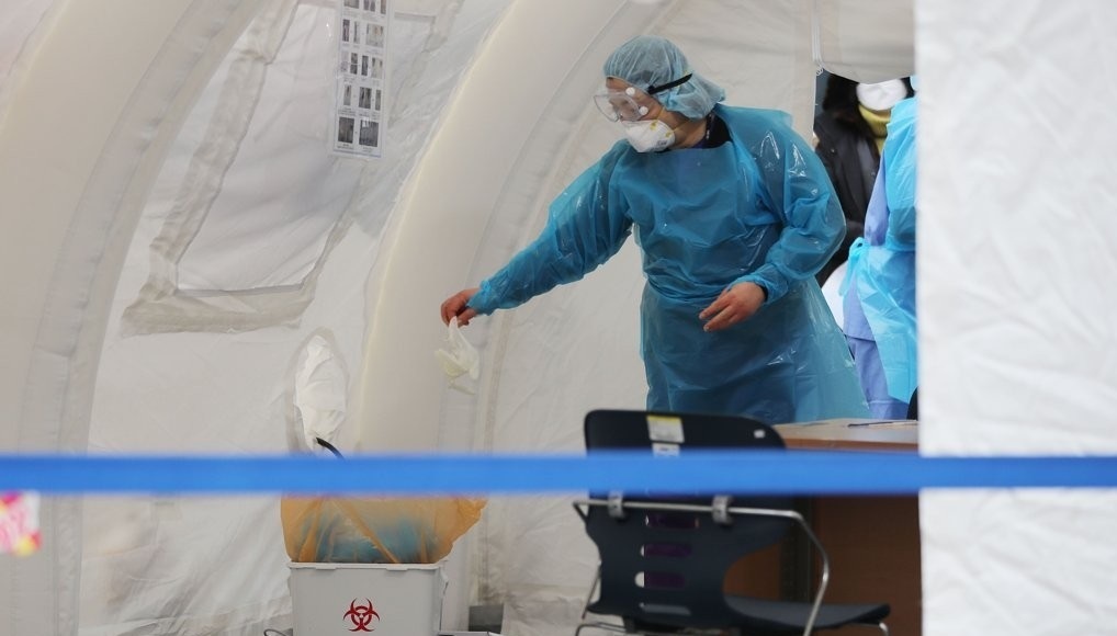 Medical workers at a screening clinic of Seoul Medical Center in District of Jungnang, Seoul (Yonhap)