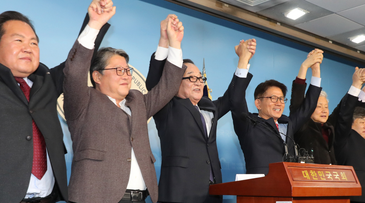 3일 오후 서울 여의도 국회 정론관에서 열린 자유통일당-우리공화당 합당 기자회견에서 조원진 우리공화당 대표(왼쪽두번째부터), 서청원 무소속 의원, 김문수 자유통일당 대표가 손을 맞잡아 들어 인사하고 있다. [연합]