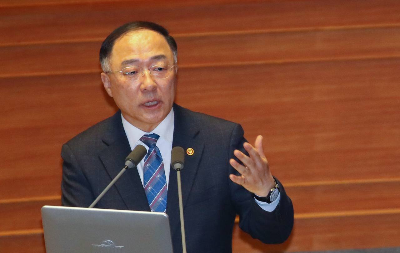 홍남기 경제부총리가 3일 국회 본회의에서 진행된 경제분야 대질문에서 답변하고 있다. [연합]