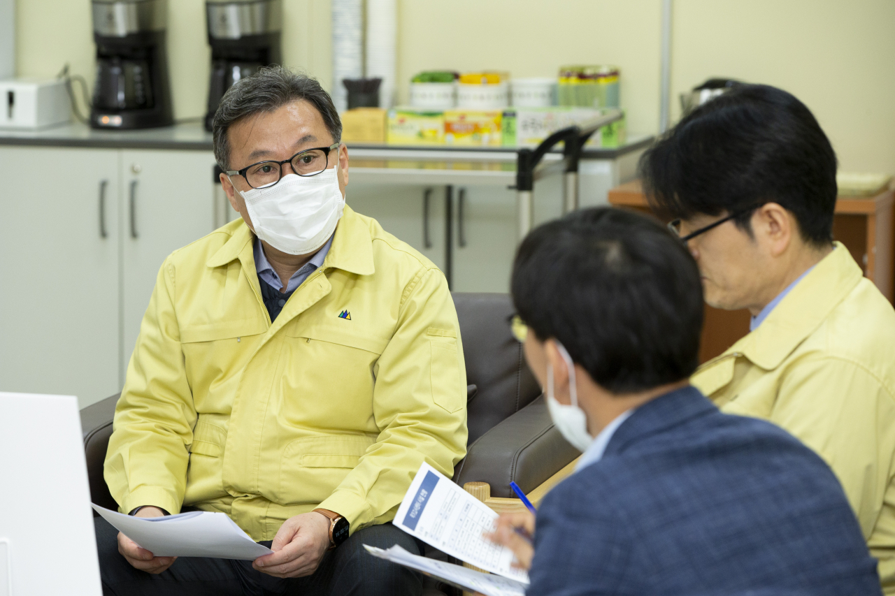 경기도 과천 국가고시센터에서 황서종 인사혁신처장이 공무원시험 합숙출제 운영과 신종 코로나 바이러스 대비 사항들을 보고받고 있다.[연합]