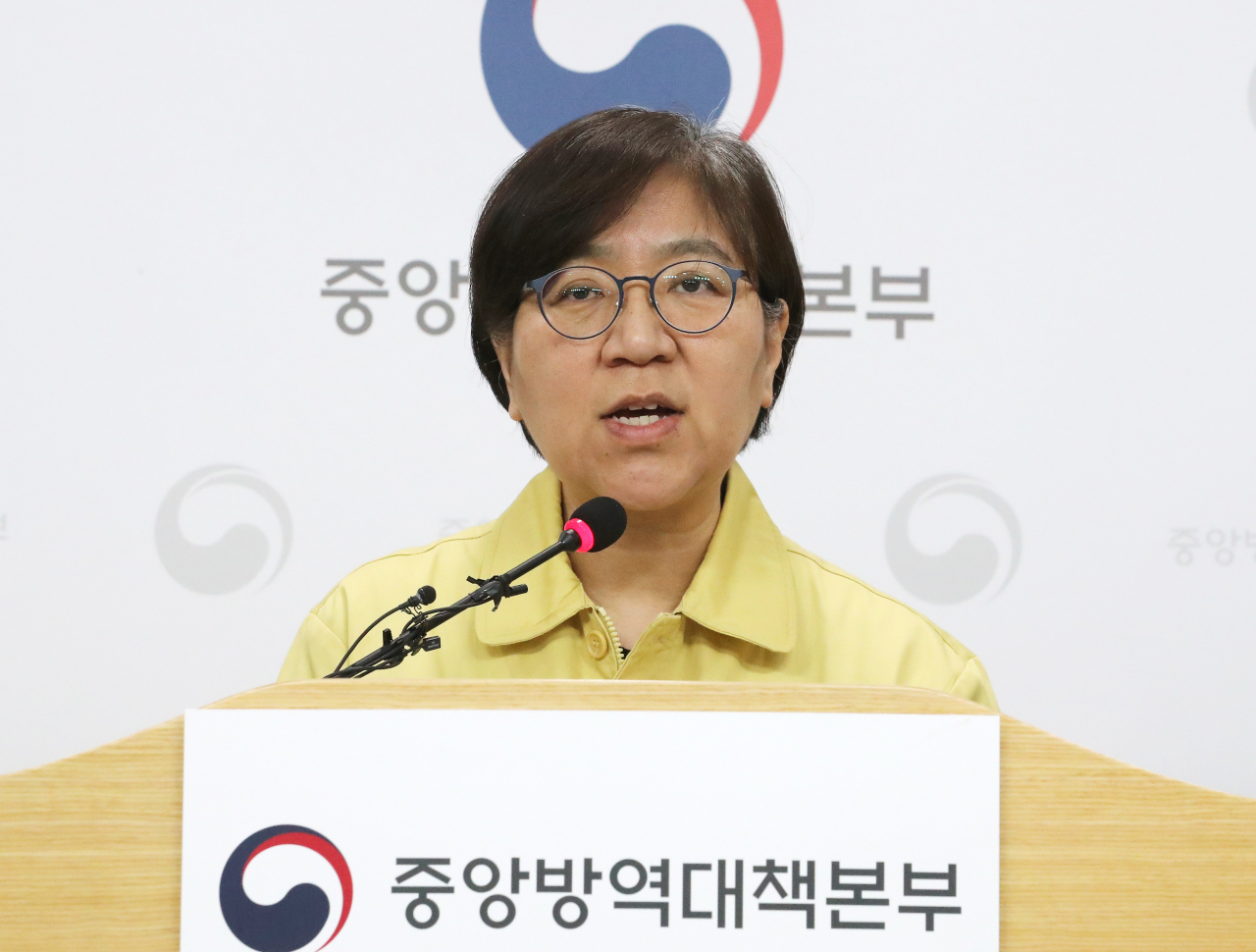 코로나19 국내 발생현황 및 확진환자 중간조사 결과 등 정례브리핑을 마친 뒤 취재진의 질문에 답변하고 있는 정은경 중앙방역대책본부장(질병관리본부장) [연합]