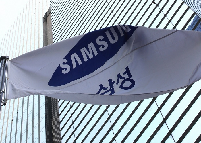 삼성전자가 신종 코로나바이러스 감염증(코로나19)이라는 악재를 만나 소프트웨어 역량 테스트를 재차 무기한 연기했다. 또 올해 상반기 예정됐던 대졸 공개채용 일정도 아직 잡지 않고 있는 것으로 알려졌다. [연합]