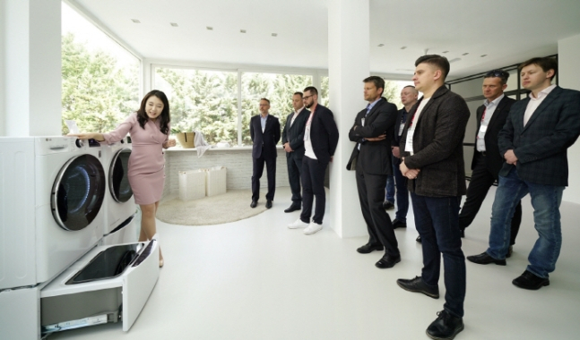 작년 4월 스페인 마드리드에서 열린 'LG 이노페스트' 유럽 참가자들이 'LG 홈'에서 프리미엄 제품을 체험하고 있는 모습. 올해 LG전자는 코로나19 확산 여파로 상반기 'LG이노페스트'를 취소했다. [LG전자 제공]