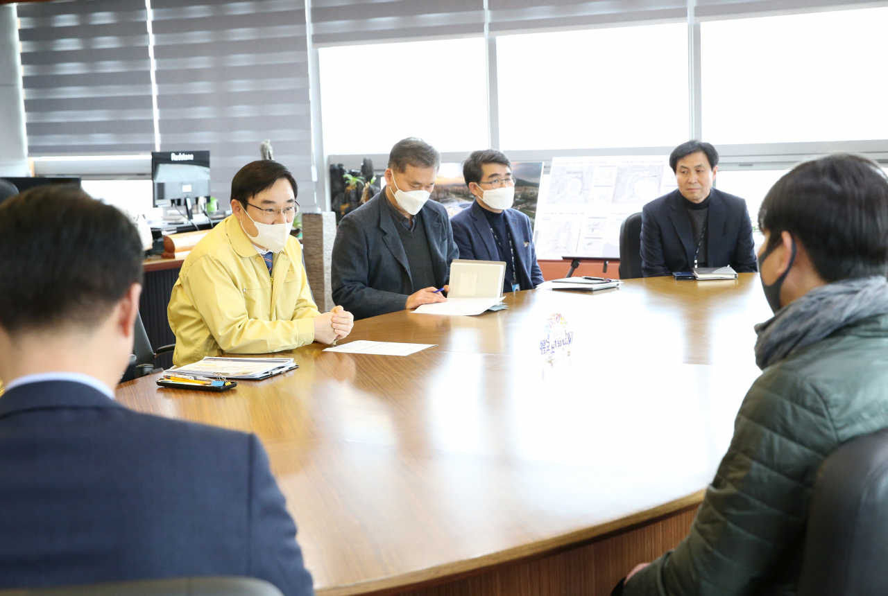 이동진 도봉구청장이 관내 택시업체 관계자들과 만나 애로사항을 듣고 지역의 확진자 확산 예방을 위해 노력해 달라고 당부하고 있다. [도봉구 제공]
