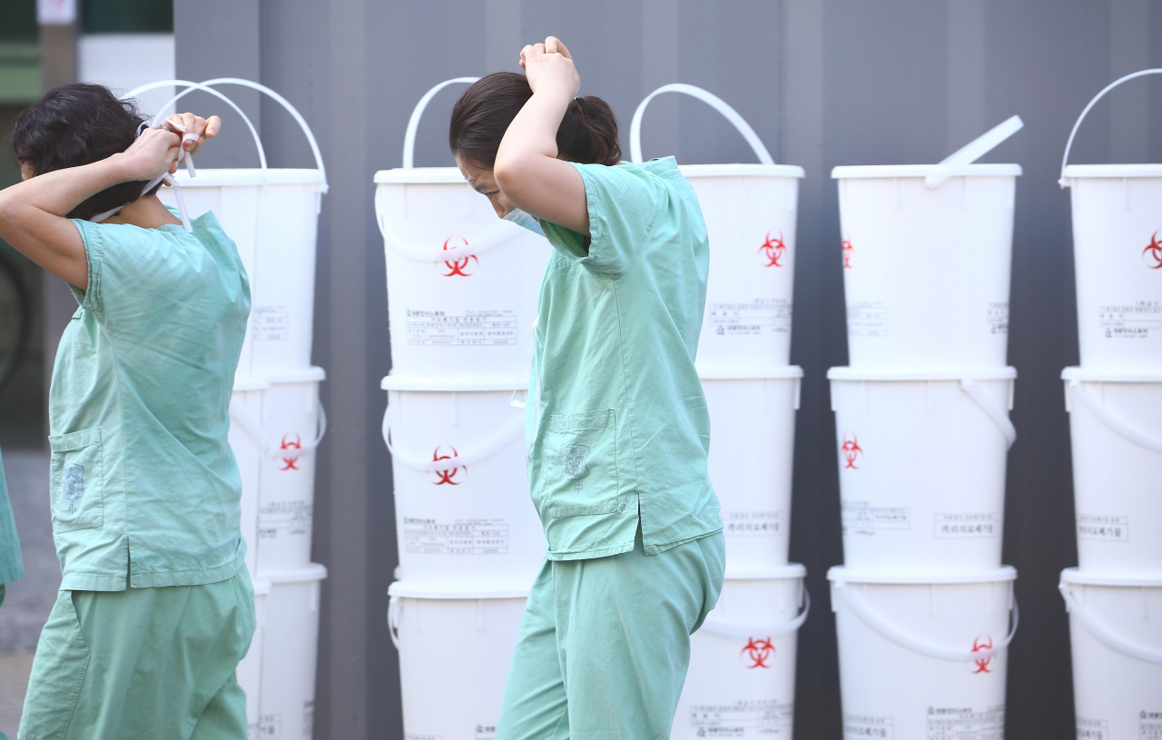 3일 대구시 중구 계명대학교 대구동산병원에서 의료진이 신종 코로나바이러스 감염증(코로나19) 확진자 치료 근무를 마치고 잠시 휴식을 취하러 이동하고 있다. 연합뉴스