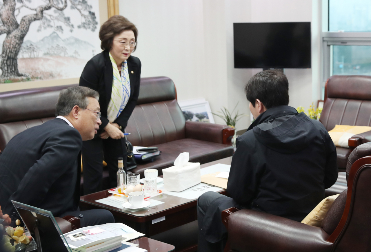 이인영 더불어민주당 원내대표(오른쪽)가 4일 오전 서울 여의도 국회 의원회관 민주 통합 의원 모임 유성엽 원내대표(민생당 공동대표)실을 방문, 유 원내대표 등과 선거구 획정안을 논의하고 있다. 연합뉴스