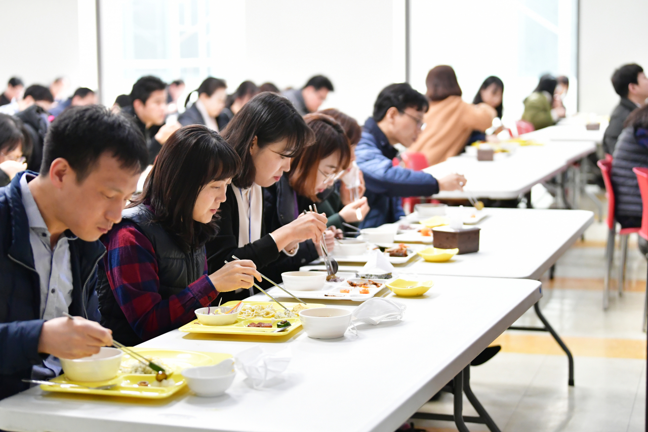 중랑구청 직원들이 한쪽 방향으로 배치를 바꾼 구내식당에서 밥을 먹고 있다. [중랑구 제공]