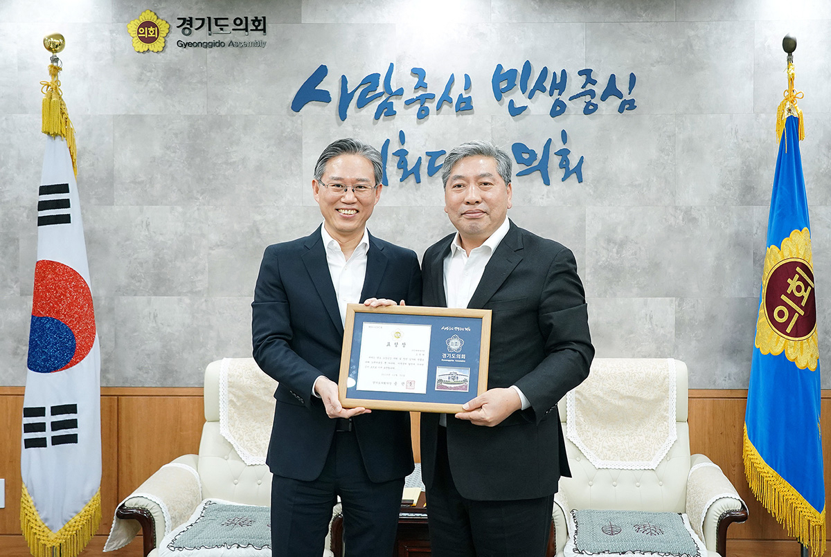 조창현 신세계사이먼 대표이사(사진 왼쪽)가 지난 3일 지역사회 발전 분야 ‘경기도의회 의장 표창’을 수상한 후 송한준 경기도의회 의장과 기념 촬영을 하고 있다. [사진제공=신세계사이먼]