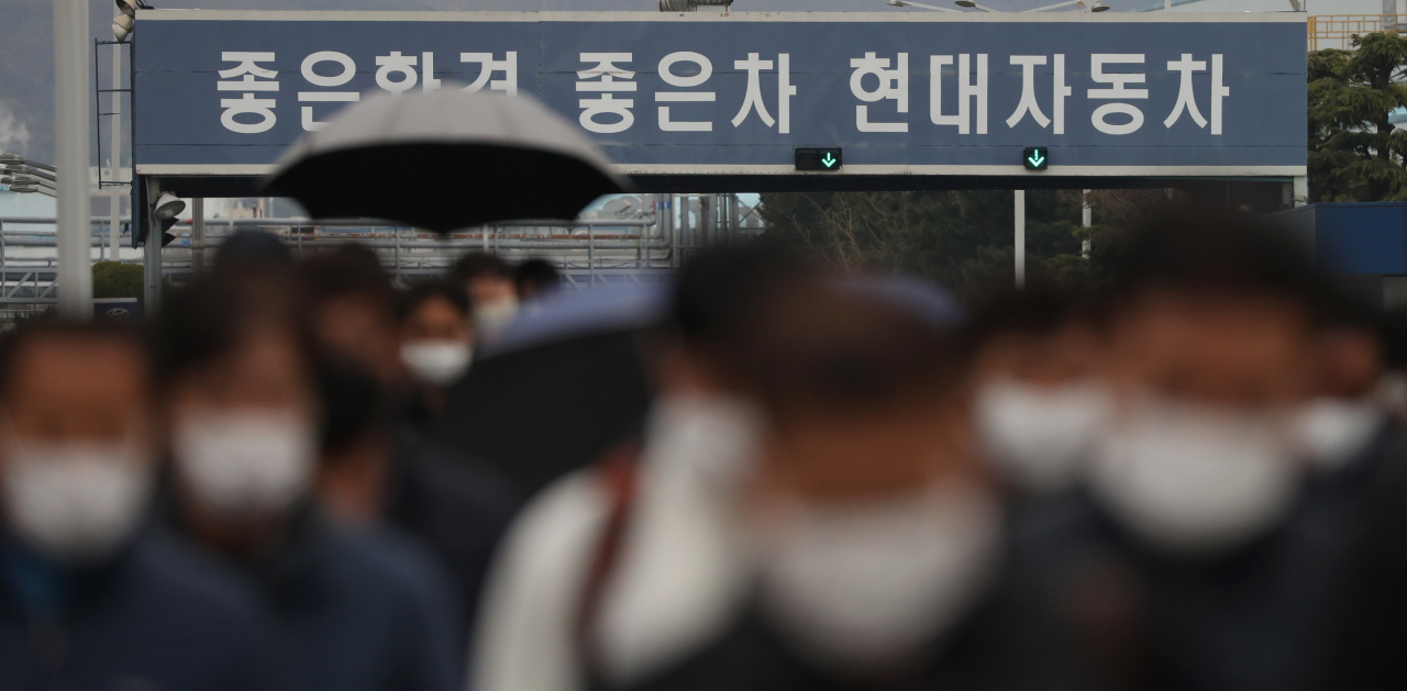 현대차 울산공장 근로자들이 코로나19 확산 방지를 위해 마스크를 쓰고 퇴근하고 있다. [연합뉴스]