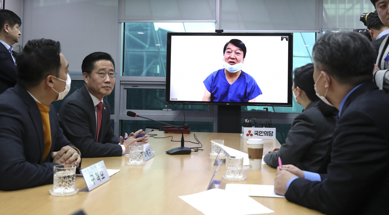 대구에서 의료봉사중인 안철수 국민의당 대표가 4일 오전 국회 의원회관에서 화상회의로 열린 최고위원회의에서 인사말을 하고 있다. [연합]