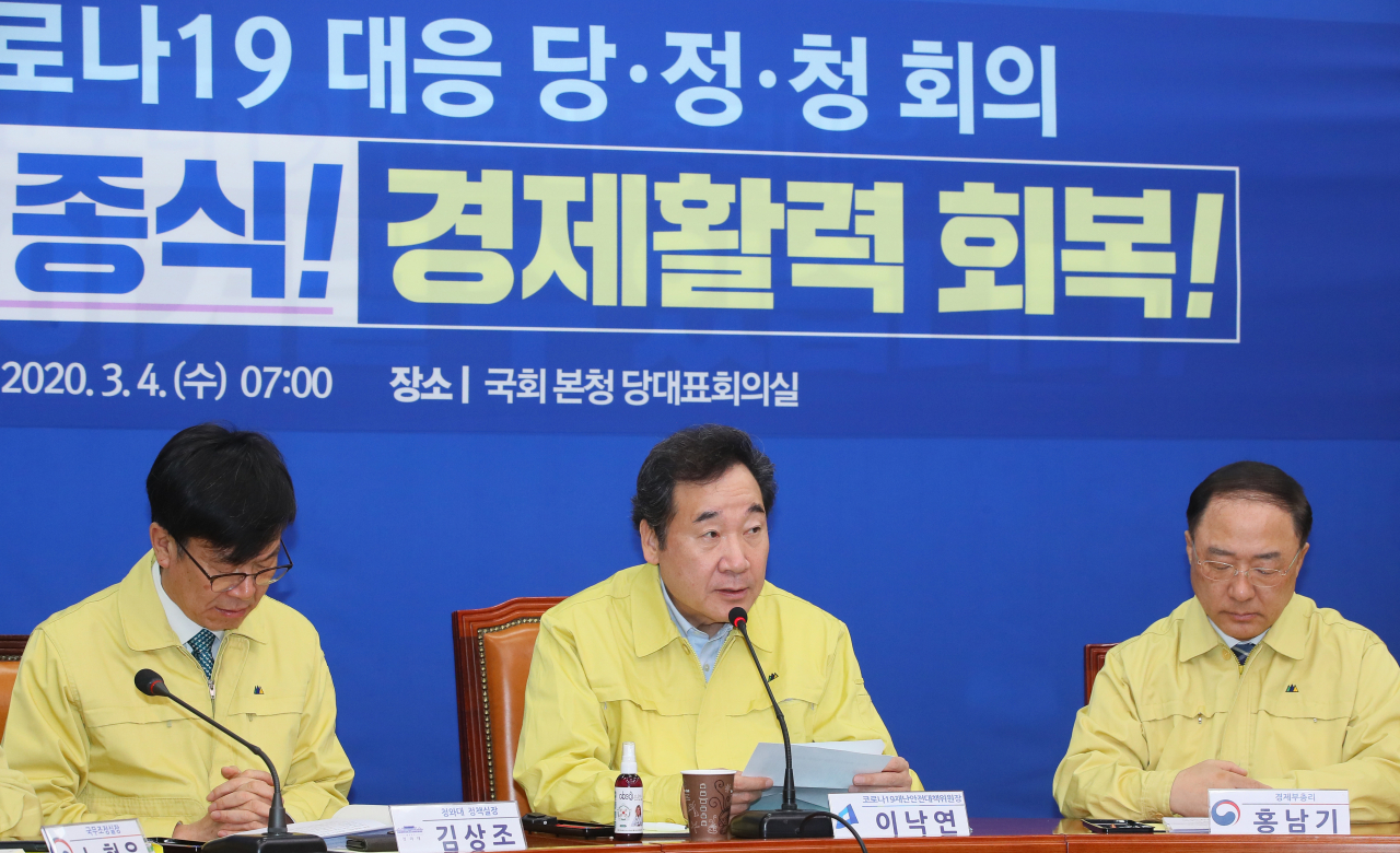 이낙연 더불어민주당 코로나19 재난안전대책위원장이 4일 국회에서 열린 당정청회의에서 발언하고 있다. 왼쪽부터 김상조 청와대 정책실장, 이낙연, 홍남기 경제부총리. [연합]