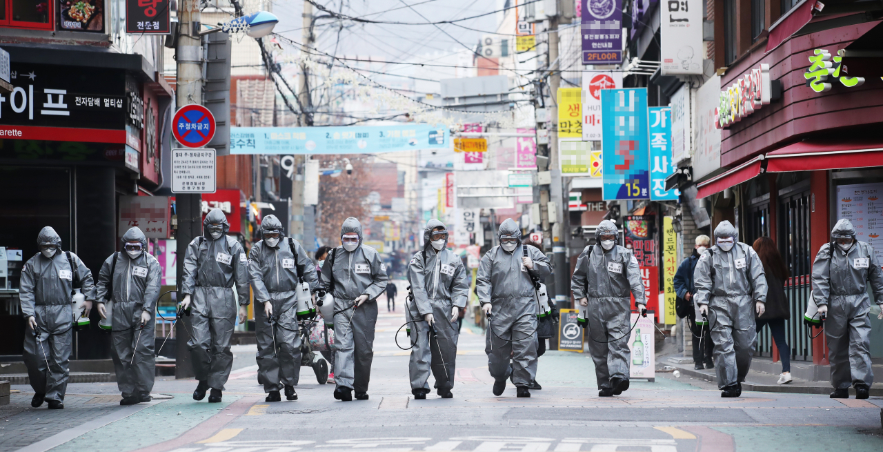 육군 56사단 장병들이 4일 오전 서울 은평구 연신내 상점가 일대 골목에서 방역 작업을 하고 있다.[연합]