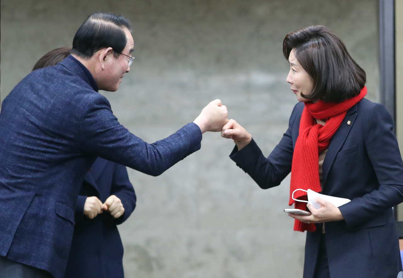 자유한국당 나경원 의원(오른쪽)과 박명재 의원이 6일 오전 서울 여의도 국회에서 열린 의원총회에 입장하며 신종 코로나바이러스 예방 일환으로 악수 대신 주먹을 맞대며 인사하고 있다. 연합뉴스