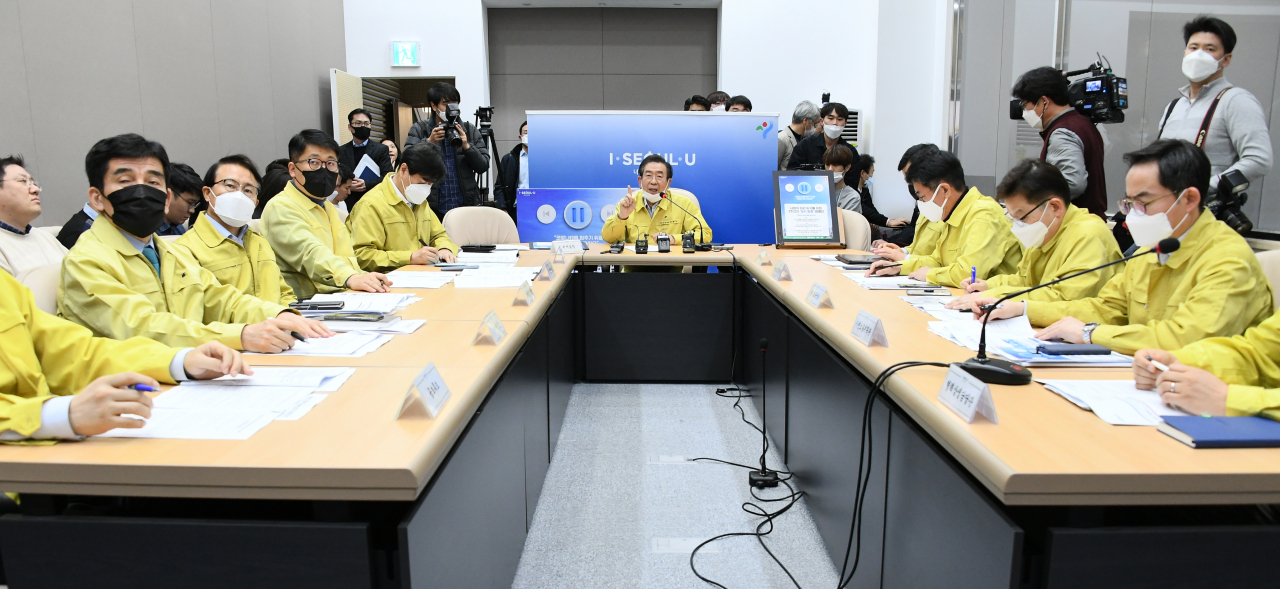 지난 3일 서울 시청 서울안전통합상황실에서 박원순 서울시장이 신종 코로나바이러스 감염증(코로나19) 지역사회 확산 차단을 위한 ‘사회적 거리 두기’ 참여 활성화 등을 내용으로 이재명 경기도지사와 영상 회의를 통해 논의하고 있다. [서울시 제공]