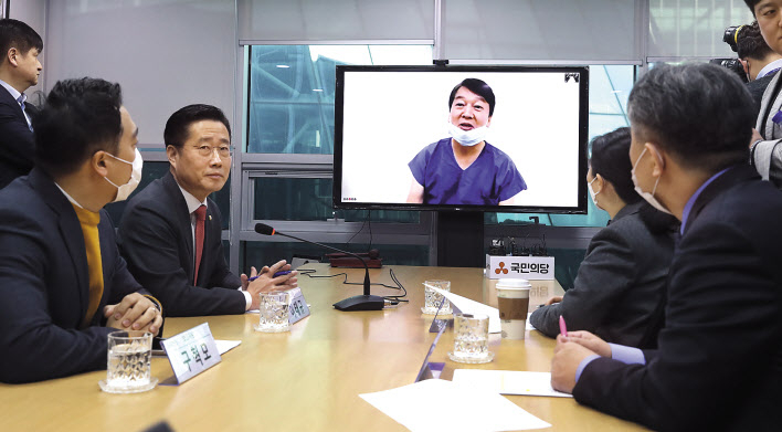 대구에서 의료봉사중인 안철수 국민의당 대표가 4일 오전 국회 의원회관에서 화상회의로 열린 최고위원회의에서 발언을 하고 있다. [연합]