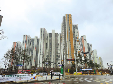 지하철 5호선 연장 개통, GTX-D 노선 논의 등 교통 호재가 있지만, 12·16 부동산 대책 이후 경기 하남 미사강변도시의 아파트 거래가 급격히 줄었다. 하남시 대장주로 꼽히는 풍산동 ‘미사강변센트럴자이’. [민상식 기자]
