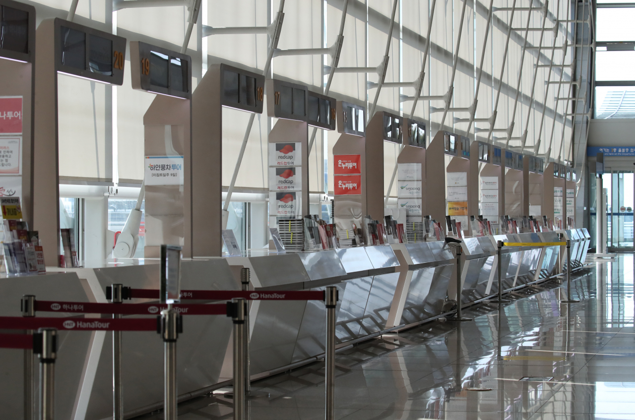 한산한 인천공항 여행사 카운터 [연합]