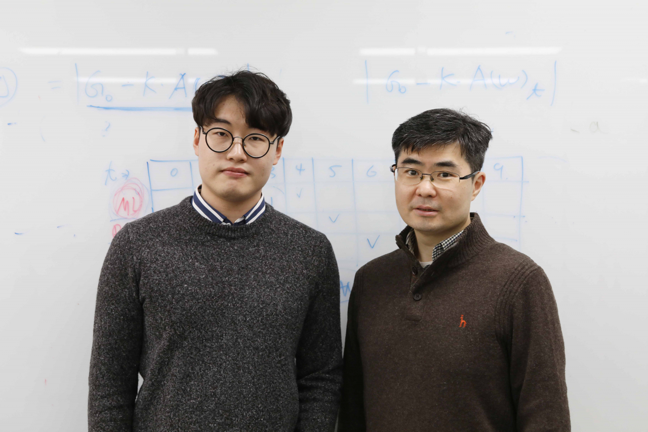 KAIST 물리학과 한명준(오른쪽) 교수와 김도훈 석박사통합과정생.[KAIST 제공]