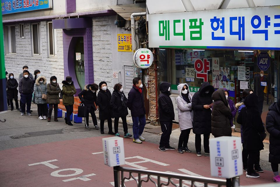4일 오전 신촌 하나로마트에 직접 마스크를 사러 간 황교안 미래통합당 대표 [황교안 페이스북]