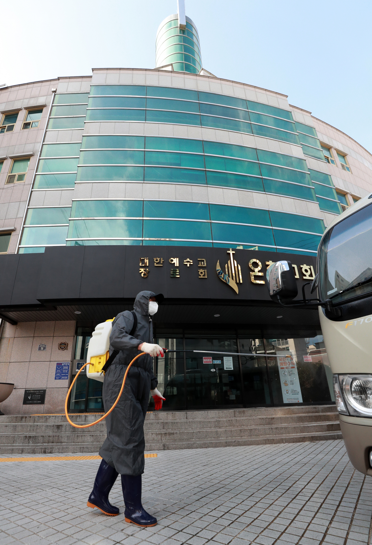 지난달 24일 부산 동래구 온천교회에서 동래구 관계자들이 방역하고 있다. 이날까지 온천교회와 관련된 코로나19 감염자는 총 35명이다. 연합뉴스