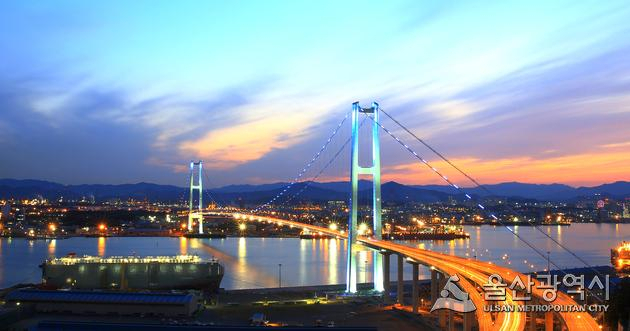 울산대교 야경. 다리 끝이 울산석유화학공단이 밀집해 있는 장생포 지역이다.[사진=울산시 제공]