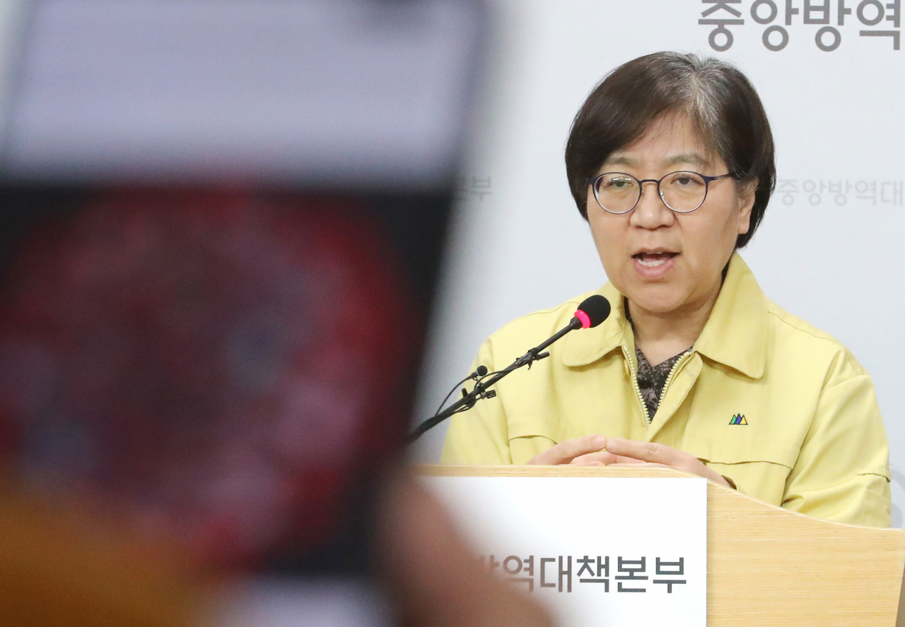 정은경 중앙방역대책본부장(질병관리본부장)이 4일 오후 충북 청주시 질병관리본부에서 코로나19 국내 발생현황 및 확진환자 중간조사 결과 등 정례브리핑을 마친 뒤 취재진의 질문에 답변하고 있다. [연합]