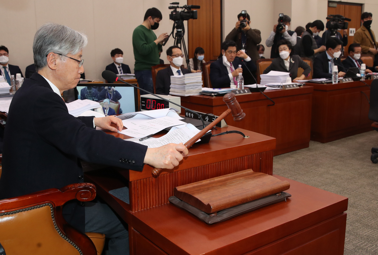 여상규 법제사법위원회 위원장이 4일 오후 서울 여의도 국회에서 열린 법사위 전체회의에서 안건을 의결하고 있다. [연합]