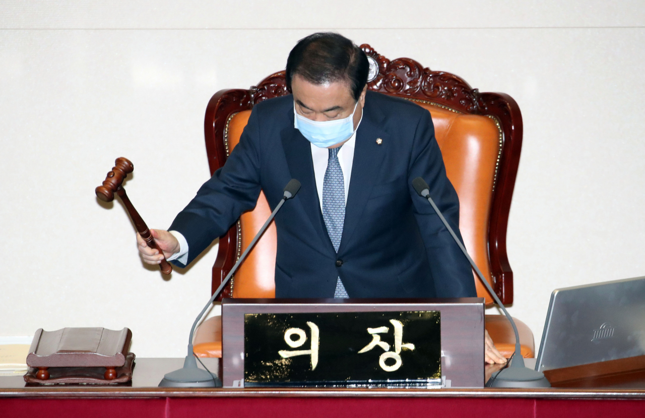 문희상 국회의장이 지난 3일 오후 국회 본회의장에서 본회의에서 의사봉을 두드리고 있다. [연합]