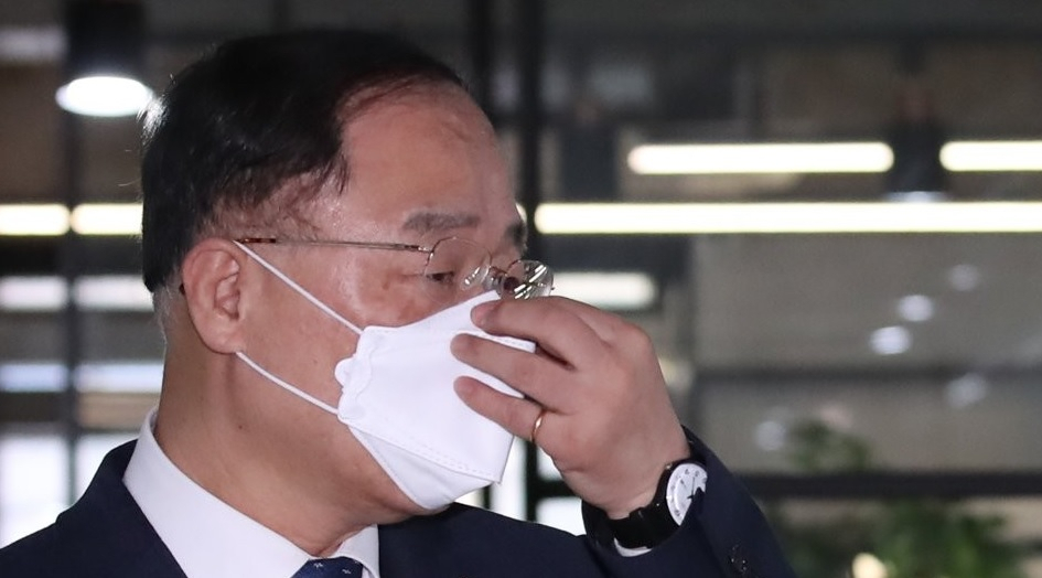 마스크 착용하는 홍남기 경제부총리 겸 기획재정부 장관.[연합]