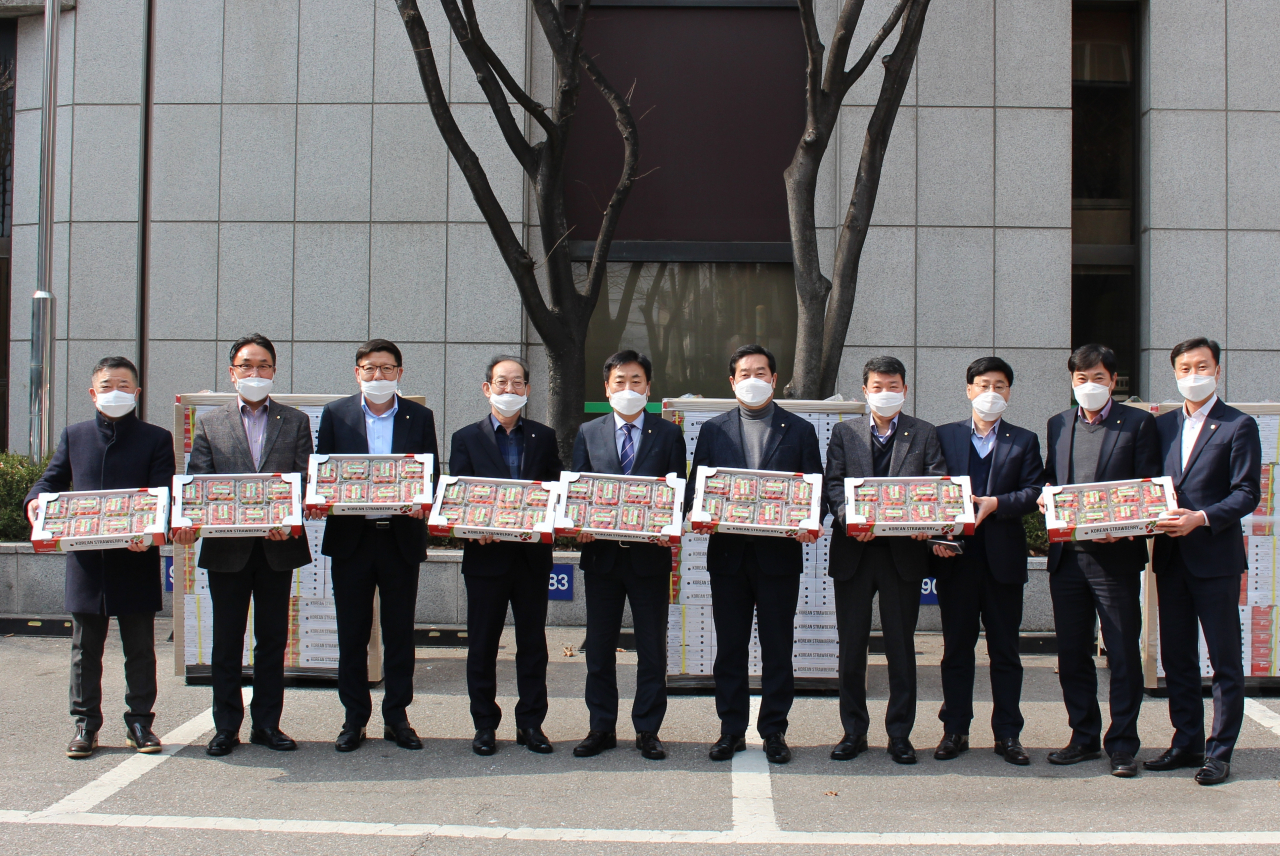 왼쪽 네 번째부터 곽민섭 농협목우촌 대표이사, 김재기 NH농협무역 대표이사, 함용문 농협파트너스 대표이사. [농협 제공]