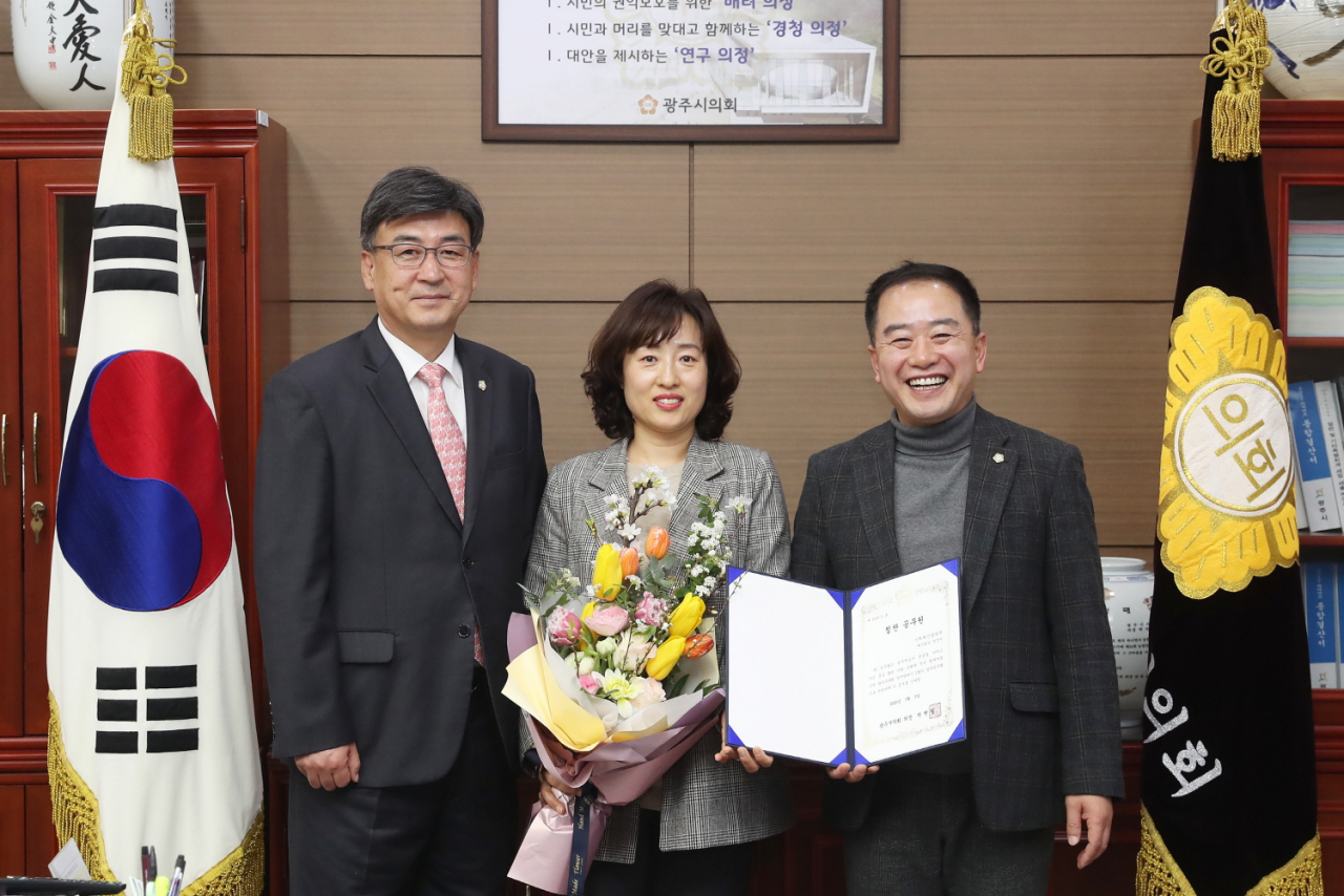 광주시의회 ‘2월의 칭찬릴레이 칭찬 공무원’으로 선정된 박정자(가운데) 예산팀장. [광주시의회]