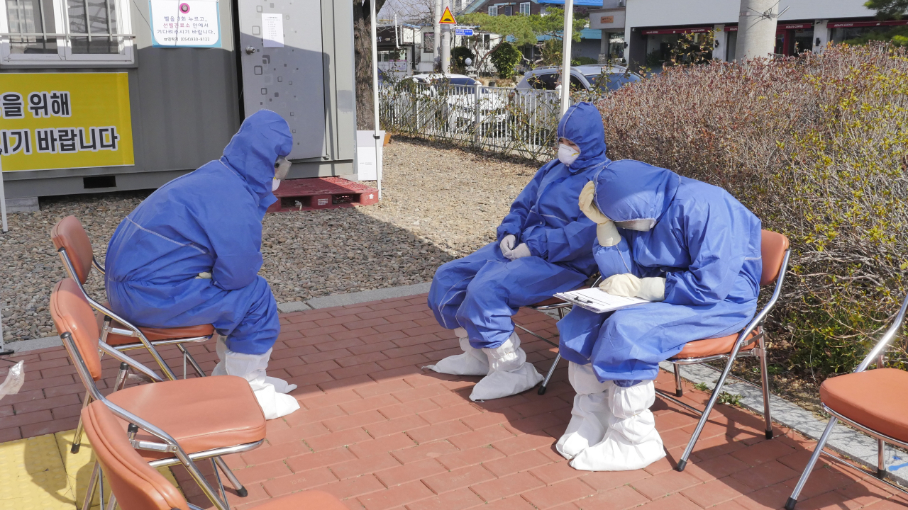 성주군 코로나19 선별진료소 의료 관계자들이 잠시 휴식을 취하고 있다.[성주군 제공]
