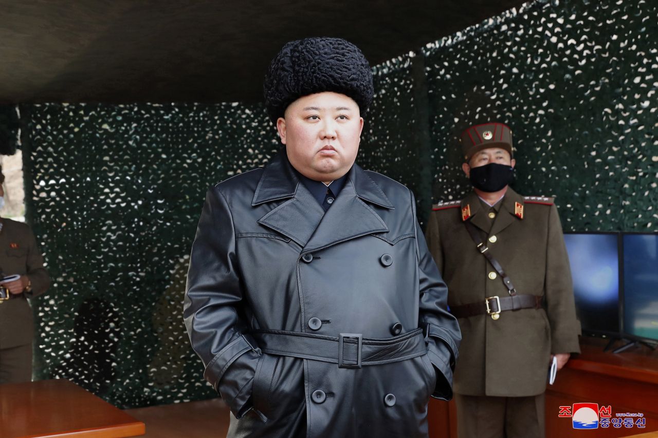 김정은 북한 국무위원장이 2일 전선 장거리포병구분대의 화력타격훈련을 지도했다고 조선중앙통신이 3일 보도했다. [연합]
